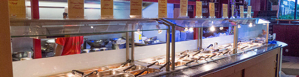 Die Buffettheke im Lotus mit Wärmelampen und frisch aufgefüllten Schalen